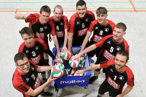 Runde Sache: Die Volleyballer der TG Waldsee halten zusammen, von links Stefan Fuhrmann, Lars Oppermann, David Frombold, Simon A