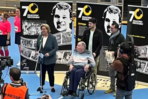 In der Halbzeit: Joachim Deckarm (Mitte) erhält aus den Händen der saarländischen Ministerpräsidentin Anke Rehlinger (links, rec