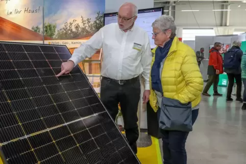 Photovoltaik als großes Thema bei der Bau- und Immobilienmesse: Michael Dennerle von der Firma Soltech berät eine Besucherin. 