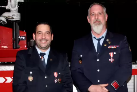 Timo Müller (links) und Thorsten Fröhlich wurden mit dem silbernen Feuerwehr-Ehrenzeichen am Bande ausgezeichnet. 