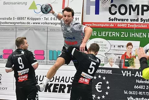 Gute Nachricht: Zweibrückens Nils Wöschler(beim Wurf) kann gegen die HSG Eckbachtal spielen. Das Knie ist okay.