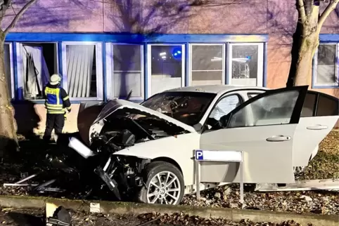Ein Totalschaden: das Fahrzeug nach dem Unfall in der Großen Hohl in Berghausen. 