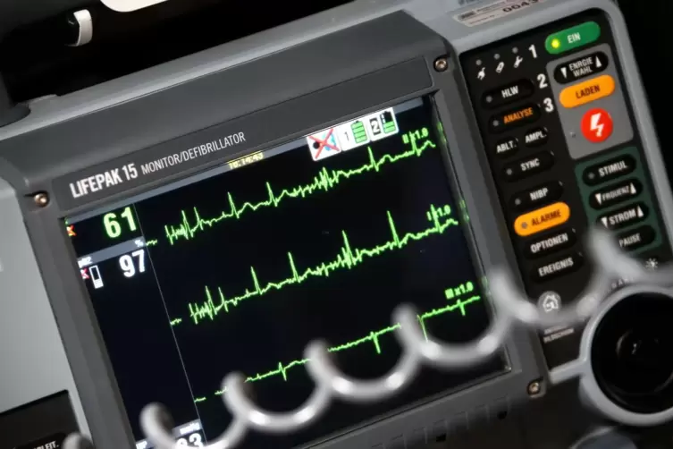 Auf dem Elektrokardiogramm, kurz EKG , kann der Arzt – wie hier bei einem Notfalleinsatz – anhand des Kurvenverlaufs bestimmte H