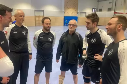  Julian Kunz (von links), Timo Schmitt, Martin Metz, Coach Michael Schulz, Felix Schulze und Philipp Argus in einer Auszeit. 