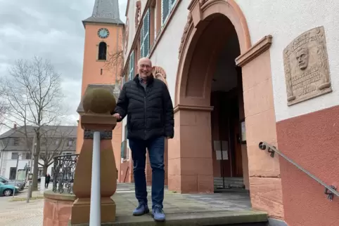 Will weiterhin Ortsvorsteher bleiben: Frank Meier vor dem Oppauer Rathaus.
