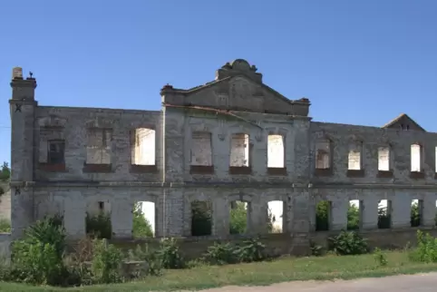 Ruine der alten Agrarschule im ukrainischen Schyrokolanivka.