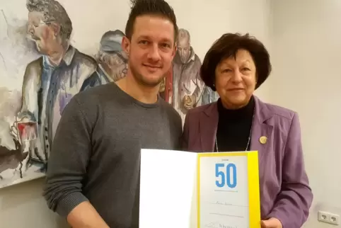 Maria Weber ist seit 50 Jahren Mitglied der FDP. Für ihre langjährige Treue wurde sie geehrt. Links im Bild: der wiedergewählte 