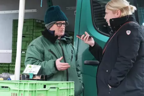Gemüsehändler Mounin Moutous im Gespräch mit Tanja Daub. 