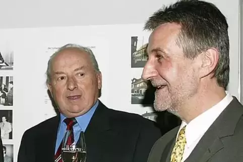 Ottmar Klein (links) mit seinem Nachfolger als Verbandsbürgermeister, Hermann Bohrer, im Jahr 2003 bei der Feier anlässlich des 