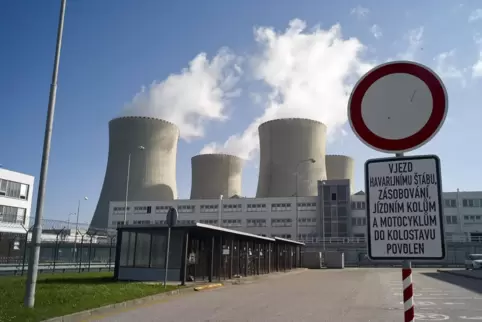 Temelin: Die Kühltürme des tschechischen Atomkraftwerks Temelin in Südböhmen, aufgenommen am 17.05.2013. 