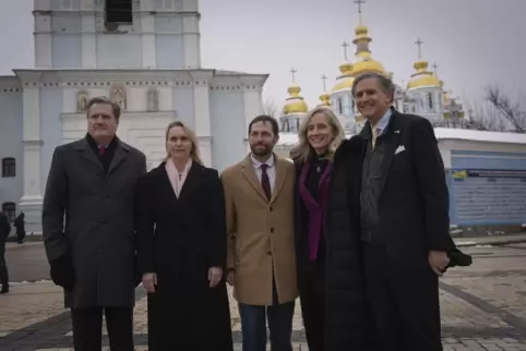 Der Republikaner Mike Turner, hier mit der US-Botschafterin in der Ukraine, Bridget Brink, im Januar in Kiew, gilt als Unterstüt