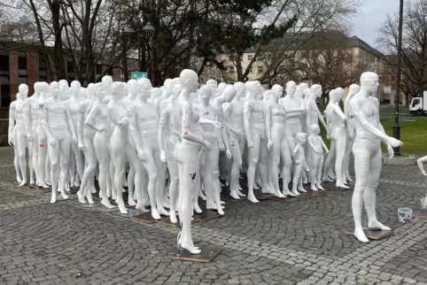 Mit den Figuren vor dem Landtag erinnerte der Künstler Dennis Josef Mesig am Freitag an die Flutopfer. 