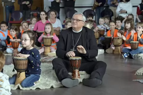 Bischof Karl-Heinz Wiesemann begab sich mit 200 Jungen und Mädchen auf eine Trommelreise nach Afrika.