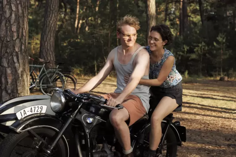 Eine der schönsten Filmszenen: Die frisch verliebten Hans und Hilde (Johannes Hegemann, Liv Lisa Fries) haben in „In Liebe, Eure