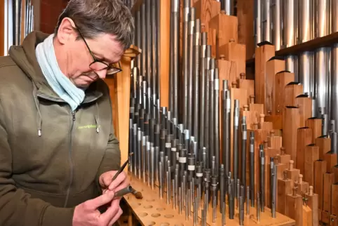 In St. Ulrich: Orgelbaumeister Markus Graser beim Stimmen des Hauptwerks. 