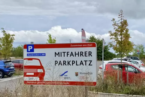 Ein Treffpunkt für die vielen Zweibrücker Berufspendler: der Mitfahrer-Parkplatz am Flugplatzgelände. 