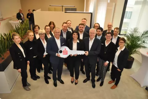 Özge Özen (Mitte) und ihr Team mit dem Vorstand der Sparkasse Rhein-Haardt bei der Eröffnung des neuen Business Centers.