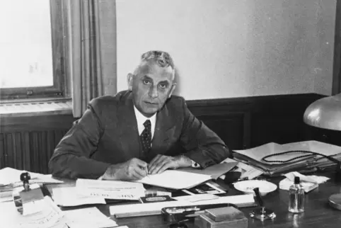 Ein Mann der ersten Stunde am Schreibtisch: Ludwig Reichert war im Dezember 1945 von den Franzosen zum ehrenamtlichen Bürgermeis