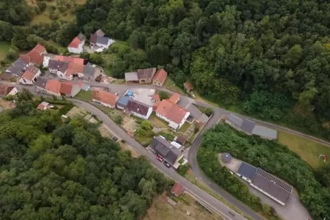 Blick von oben auf die kleinste Gemeinde der Pfalz: 48 Einwohner und 24 Häuser hat Hausweiler. Und eine Photovoltaikanlage auf d