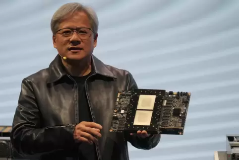 Jensen Huang, Präsident von Nvidia, mit einer Superchip-Einheit, die generative KI wie etwa ChatGPT ermöglicht. 