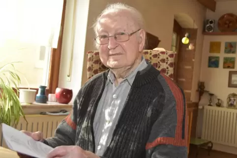 Hat die Geschichte des Dorfes aufgeschrieben und gibt seine Erfahrungen gerne weiter: Alois Krämer feiert 100. Geburtstag. 