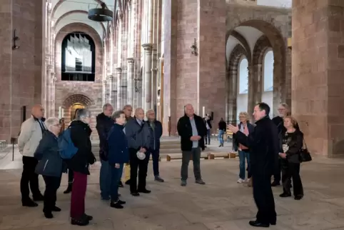 Kenner der Kathedrale: Domdekan Christoph Kohl (vorn rechts) erläutert Besuchern die Merkmale des Kaiserdoms. 