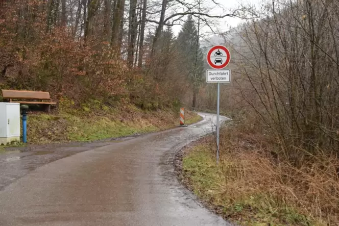 Die Beschilderung am Radweg zur Wengelsbach ist eindeutig: Die Durchfahrt für Krafträder und Kraftfahrzeuge ist verboten.
