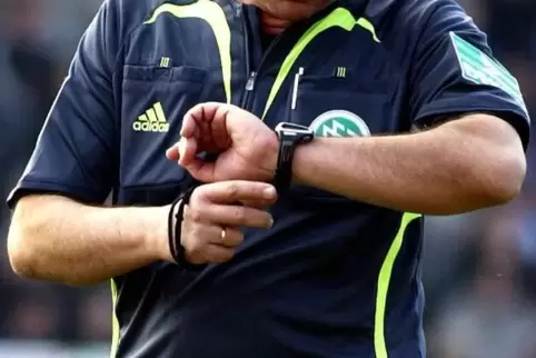 17 Sekunden: Der Schiedsrichter blickte bereits kurz nach dem Anpfiff auf seine Uhr. 