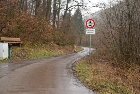 Die Beschilderung am Radweg zur Wengelsbach ist eindeutig: Die Durchfahrt für Krafträder und Kraftfahrzeuge ist verboten. 