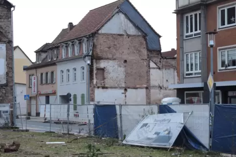 Bei den beiden Bauprojekten in der Alten Ixheimer Straße hat sich schon seit Wochen nichts mehr getan. 