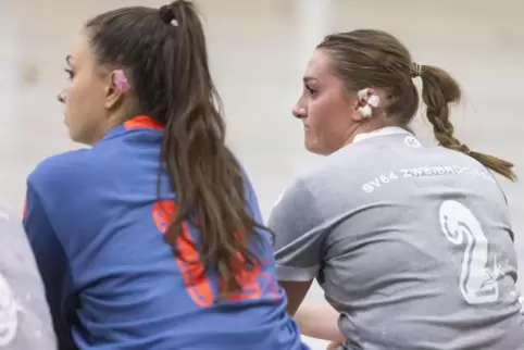 Ella Hartfelder (rechts) liebt die Emotionen und das Mannschaftsgefühl am Handball – besonders im jetzigen Team der Zweibrückeri