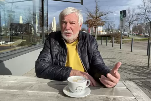 Lobt das soziale Engagement der Rheingönheimer Unternehmer: Ortsvorsteher Wilhelm Wißmann auf der Terrasse der Bäcker-Görtz-Zent