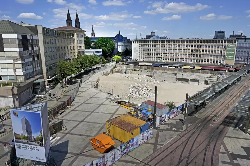 Seit Jahren ein Politikum: die »Metropol«-Baugrube am Berliner Blatz.