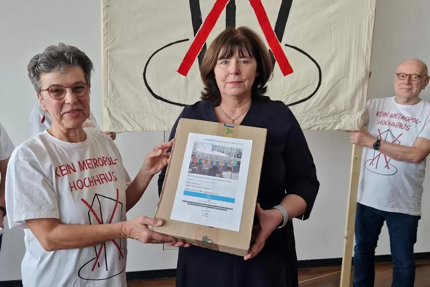 Ruth Ludwig (links) von der Bürgerinitiative »Lebenswertes Ludwigshafen« übergibt an OB Jutta Steinruck Protestunterschriften g
