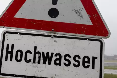 Die Verrohrung am Schallodenbacher Sportplatz schafft es bei Starkregen nicht, all das Wasser aufzunehmen. Die Folge waren zulet