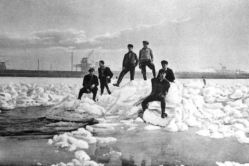 In Mannheim posieren Männer auf dem Eis: Am 16. Februar zeigte das Thermometer minus 22,6 Grad an.