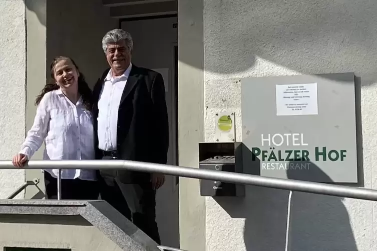 Ibrahim und Elis Yalaza vor ihrem Hotel-Restaurant Pfälzer Hof. 