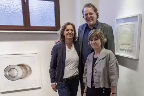 Die Künstler: Annette und Martin Goretzki (hinten) und Claudia Gross in der Fruchthalle. 