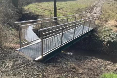 Dank neuer Brücke wieder trockenen Fußes passierbar: Der Rodenbach in Ebertsheim. 