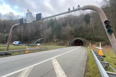 Im Hörnchenbergtunnel der A62 bei Landstuhl fehlen noch Schutzeinrichtungen an den Eingängen. Daher gilt Tempo 60 – was Pendler 