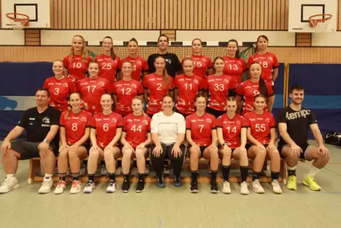 Die TSR-Handballerinnen: (hintere Reihe von links) Madeleine Schäfer, Mona Lütke Streine, Cheyenne Soll, Trainer Timo Steinbach,