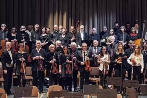 Spielt Schubert, Schumann und Vidre: der Musikverein Kusel – Westpfälzisches Sinfonieorchester. 