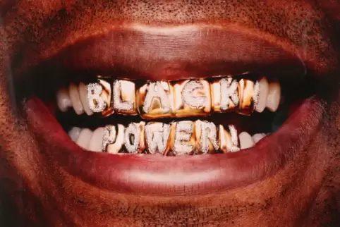 „ Black Power“, Arbeit von Hank Willis Thomas. Zahnschmuck, sogenannte Grillz werden von Rappern gern getragen. 
