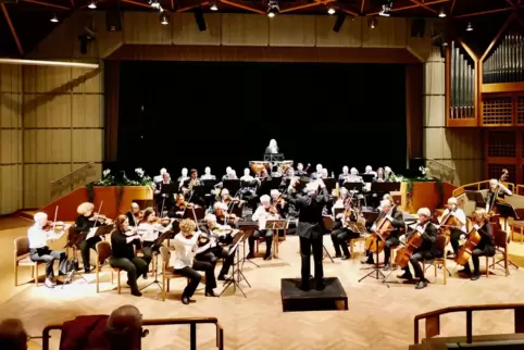 Das Westpfälzische Sinfonieorchester unter der Leitung von Thomas Germain spielte in der Fritz-Wunderlich-Halle. 