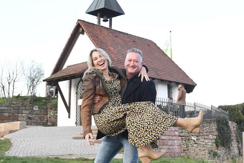 Auf dem Michelsberg können Paare heiraten: Michel und Geli lieben sich und den Wurstmarkt. Ob sie auch im September „Ja“ sagen w