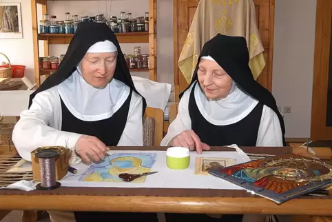 Schwester Magdalena (links) und Schwester Praxidis bei der Herstellung von Kunsthandwerk für den Verkauf im Klosterladen. 