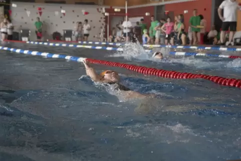 Viermal Erste, einmal Zweite und einmal Dritte: Lea Meitzler (vorne) vom Schwimmverein Kirchheimbolanden, hier über 50 Meter Rüc