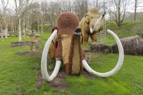 Mammutjagd nachgestellt im Neumühlepark.