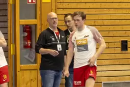  Trainer Thorsten Koch , hier mit Spieler Jona Rogawski, helfen mit der HSG nur noch Siege im Abstiegskampf der Handball-Oberlig