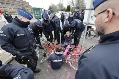 Die Polizei steht vor Demonstranten einer Greenpeace Protest-Aktion vor dem Kernenergie-Gipfel auf der Expo in Brüssel. 